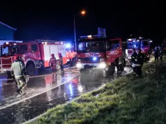 Wypadek i groźny wyciek w strefie przemysłowej. Straż pożarna i karetka na miejscu