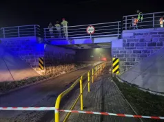 Wypadek w Izabelowie. Ciężarówka uderzyła w wiadukt kolejowy