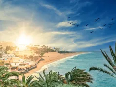 Ta plaża w Europie wygląda jak z innej planety. Zimą jest tu 22°C i 10 godzin słońca