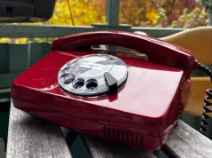 Telefon z tarczą zmienił w głosowego asystenta. Łezka w oku się kręci