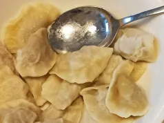 Smażę z jabłkiem, cebulką i zawijam w ciasto. Najlepszy farsz mięsny do pierogów