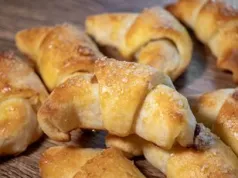 Te rogaliki robię dla gości na Wszystkich Świętych. Zagniatam ciasto wieczorem, piekę rano