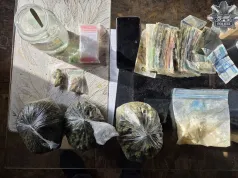 Policjanci rozpoznali go na ulicy. Spokojnie przyznał, że ma narkotyki w mieszkaniu