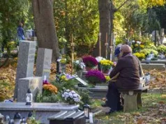 Stawiają sobie groby za życia. Puste mogiły czekają po 40 lat