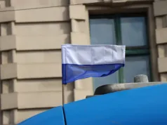 Krakowskie tramwaje i autobusy kursują z biało-niebieskimi chorągiewkami. Wyjaśniamy dlaczego