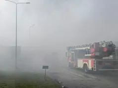 Pożar pod Jarocinem. Zagrożony dom jednorodzinny. Strażacy w akcji