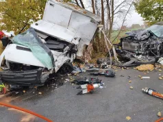 Niebezpieczny poranek na drodze. Kierowca uwięziony w rozbitym dostawczaku