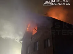 Nocny pożar w Radzyminie. Płomienie objęły całe poddasze domu. Dwie osoby w szpitalu