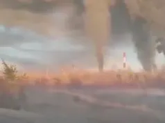 Apokaliptyczne sceny w Rosji po ataku dronów. Płomienie i kłęby dymu nad miastem