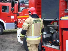 Samochód uderzył w drzewo i spłonął. Policja i strażacy szukają osób, które mogły być w aucie