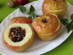 Desery z jabłkami. Pieczone jabłka z żurawiną, orzechami i miodem. Prosty deser dla każdego