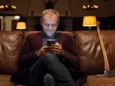 Tusk jako psychopata z horroru. „Lśnienie” w wydaniu Koalicji Obywatelskiej bije rekordy popularności