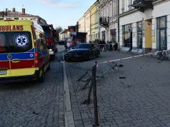 BMW wpadło w poślizg i wjechało na chodnik w centrum Nowego Sącza. 22-latek usłyszał zarzuty