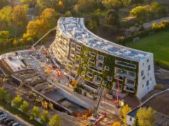 Apartamenty poznańskiego milionera odsłaniają zieloną fasadę. To gigantyczny wertykalny ogród