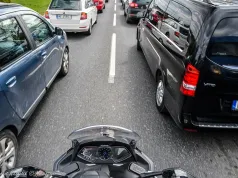 Włochy: obowiązkowe miejsce dla motocyklistów między autami i na pasie awaryjnym