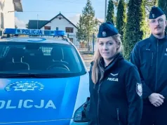 Policjanci wspólnie z ratownikami medycznymi ewakuowali ludzi z płonącego budynku