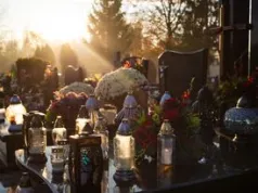 Stawiają je na grobach coraz częściej. Znicz solarny świeci miesiącami