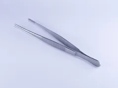 Pęseta anatomiczna i chirurgiczna: czym się różnią i którą kupić?