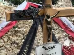 Spalony krzyż na grobie 15-letniego kibica Polonii. „Przekroczono wszystkie granice”