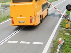 Lubaczów – Oleszyce: O krok od tragedii. Kierowca autobusu zlekceważył rogatki na przejeździe kolejowym
