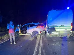 Wypadek z udziałem wojskowego busa. Trzy auta rozbite, DW295 zablokowana (ZDJĘCIA)