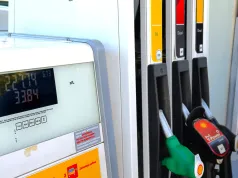Benzyna tańsza o 63 grosze, diesel też w dół. O ile mniej zapłacimy za tankowanie na Wszystkich Świętych 2026
