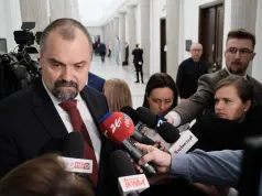 Policja przed TK. Ambasador RP w Chinach rezygnuje. Sikorski o "nieprofesjonalnym zakończenie misji"