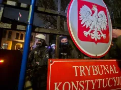 Policja reaguje na ataki polityków. „Policji nie ma wewnątrz trybunału”