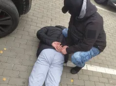Złodziej paliwa uciekał przed policją. Pościg zakończył się zderzeniem z radiowozem