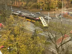Groźna kolizja autobusu z tramwajem na Bałutach. Utrudnienia w rejonie cmentarza