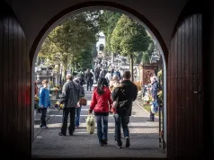 Wyjeżdżasz na groby? Policja doradza jak zrobić to bezpiecznie