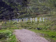 W Longyearbyen od 1950 roku nie chowa się zmarłych. Zmarzlina nie pozwalała ciałom się rozłożyć