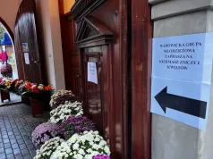 Z Wadowic do Seulu. Młodzież sprzedaje kwiaty i znicze, żeby zobaczyć papieża na końcu świata