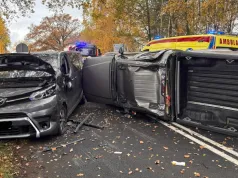 Wypadek na DW296 pod Kożuchowem. Rozbite dwa auta, jedno na boku (ZDJĘCIA)