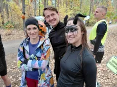 Czarownica z kijkami i 83-letni szkieletor. Halloweenowy bieg po zdrowie w Toruniu