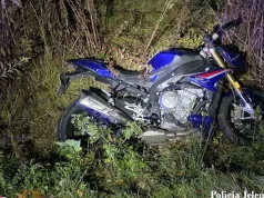 Uciekał kradzionym motocyklem za blisko 100 tys. zł. Uderzył w radiowóz, potem rzucił się w nogi